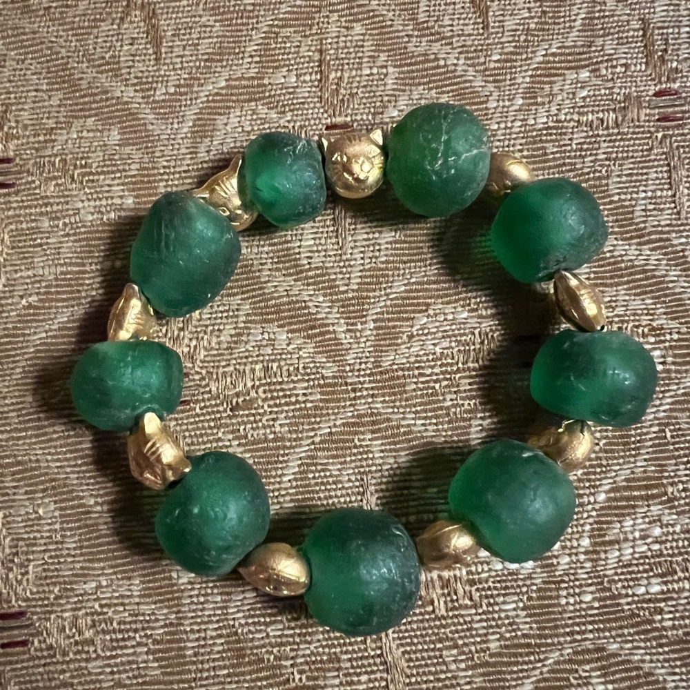 New jumbo dark green recycled glass and gold cat bead stretch bracelet